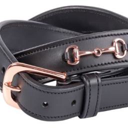 Schwarzer Ledergürtel mit rosèfarbenen Gebissen